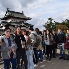 留学生が弘前城を見学しました
