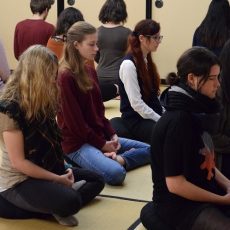 留学生が禅林街を訪れ、座禅を体験してきました
