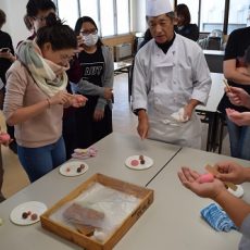 留学生が和菓子作りに挑戦しました