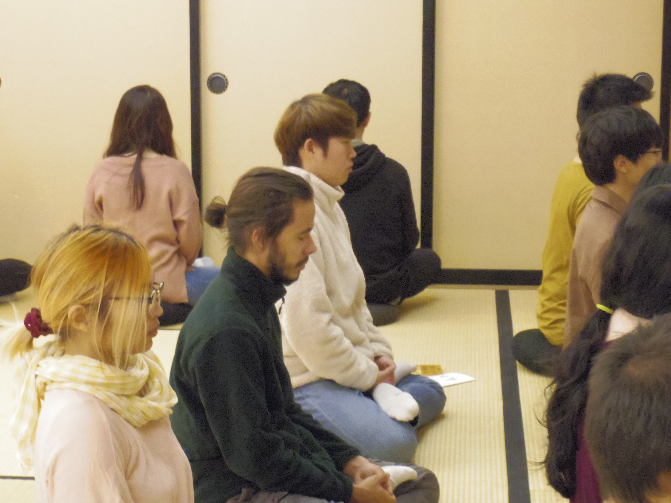 サワダ先生】津軽近代文学史：座禅体験 – 弘前大学国際連携本部