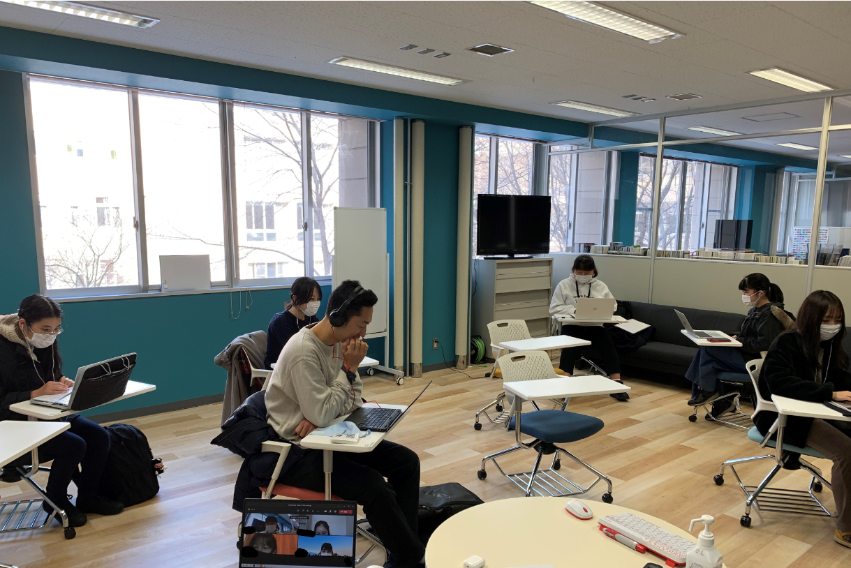 本学の学生が国際連携本部主催国際交流プログラムCoffee Hourを受講しました。