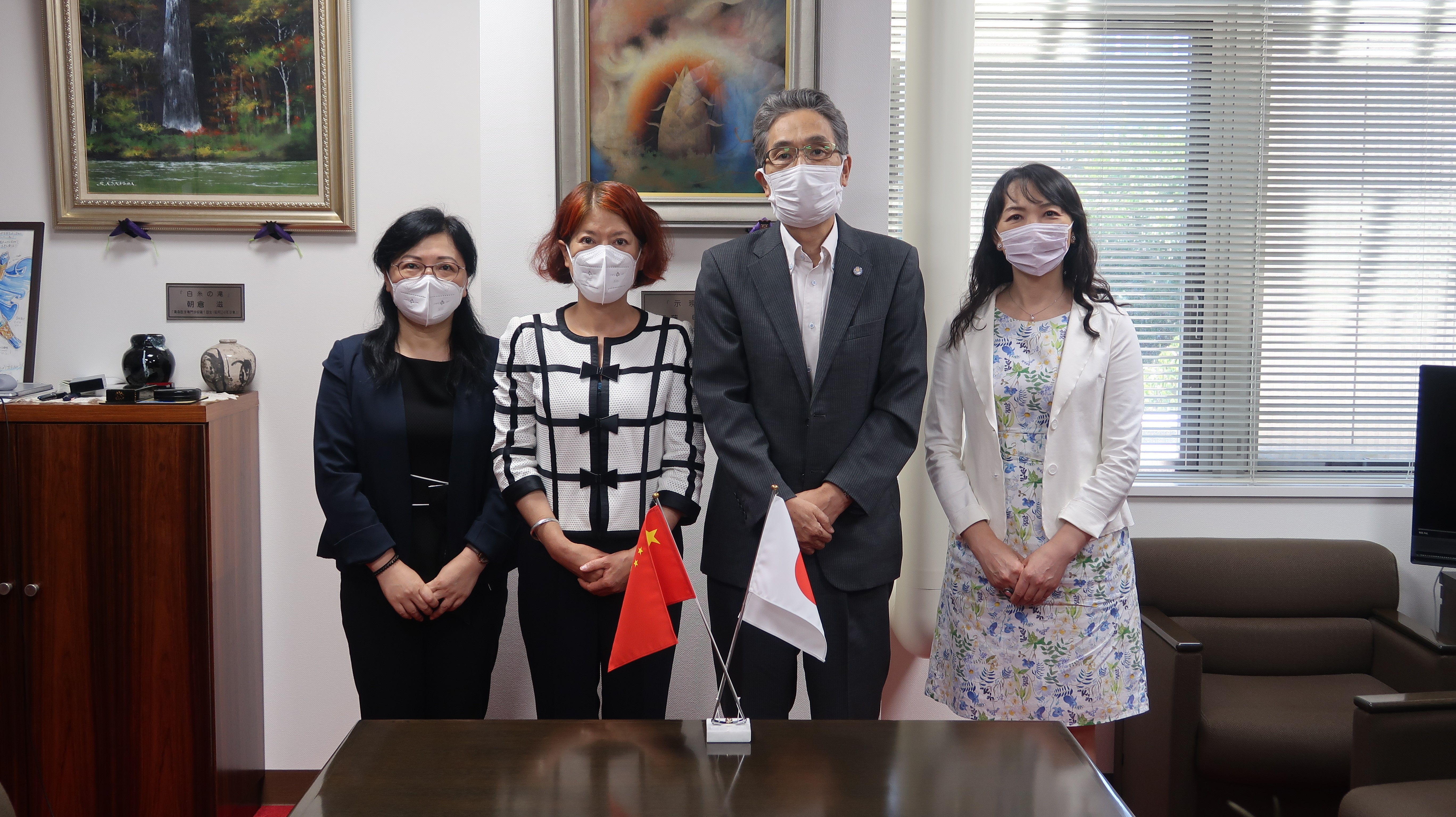 中華人民共和国駐札幌総領事館の総領事と副領事が福田学長を表敬訪問しました。